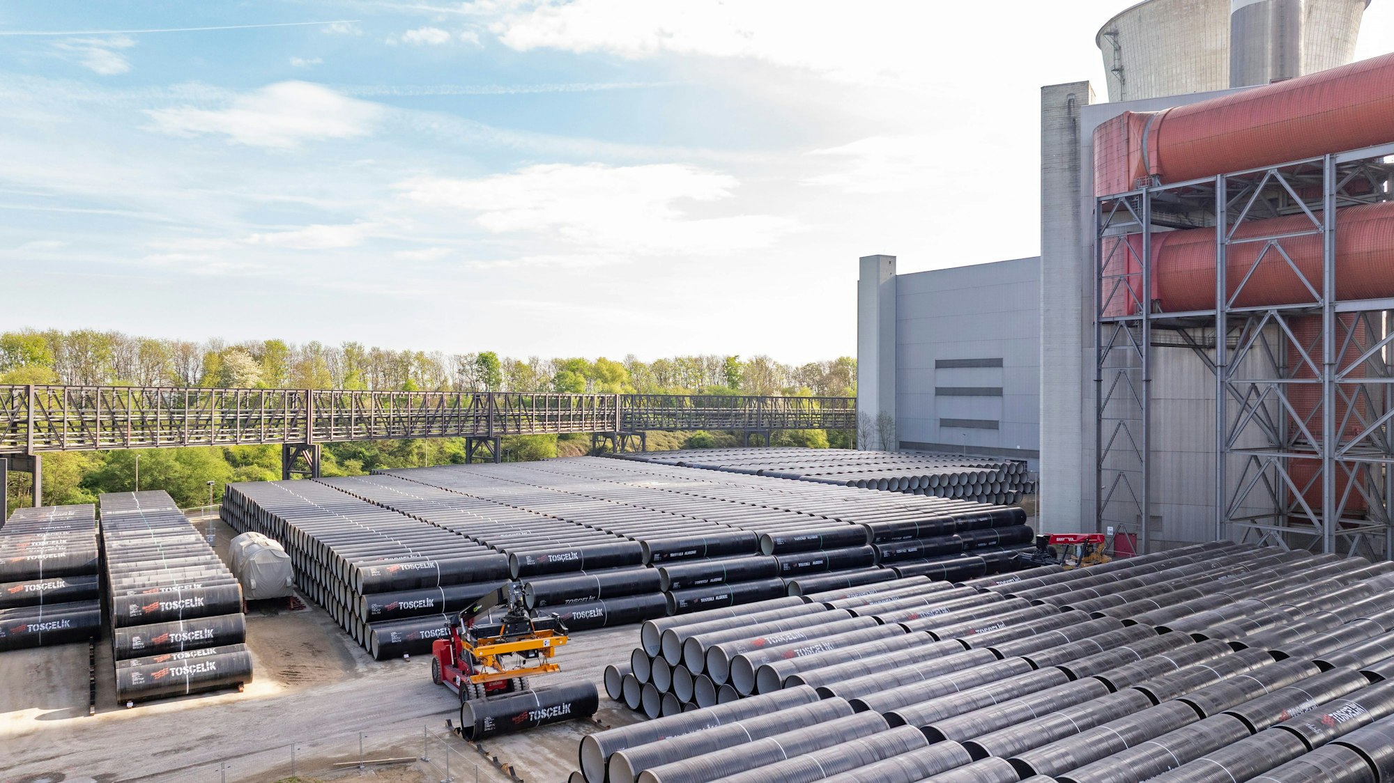 Die Rohre für die Rheinwassertransportleitung sind am Kraftwerk Neurath und auf einer Fläche des ehemaligen Tagebaus Fortuna zwischengelagert.