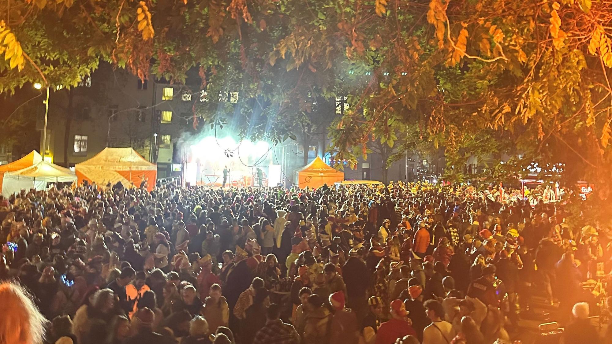 Karnevalsbühne auf dem Nippeser Wilhelmplatz am 11.11.2025.