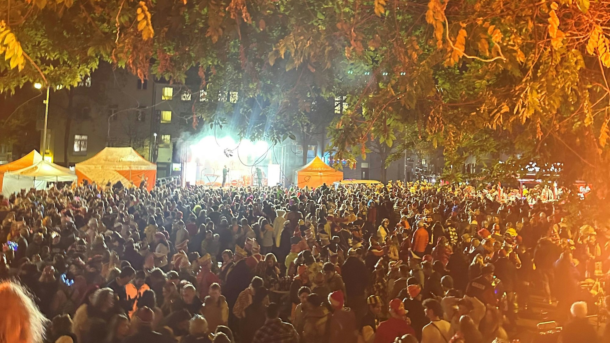 Karnevalsbühne auf dem Nippeser Wilhelmplatz am 11.11.2025.