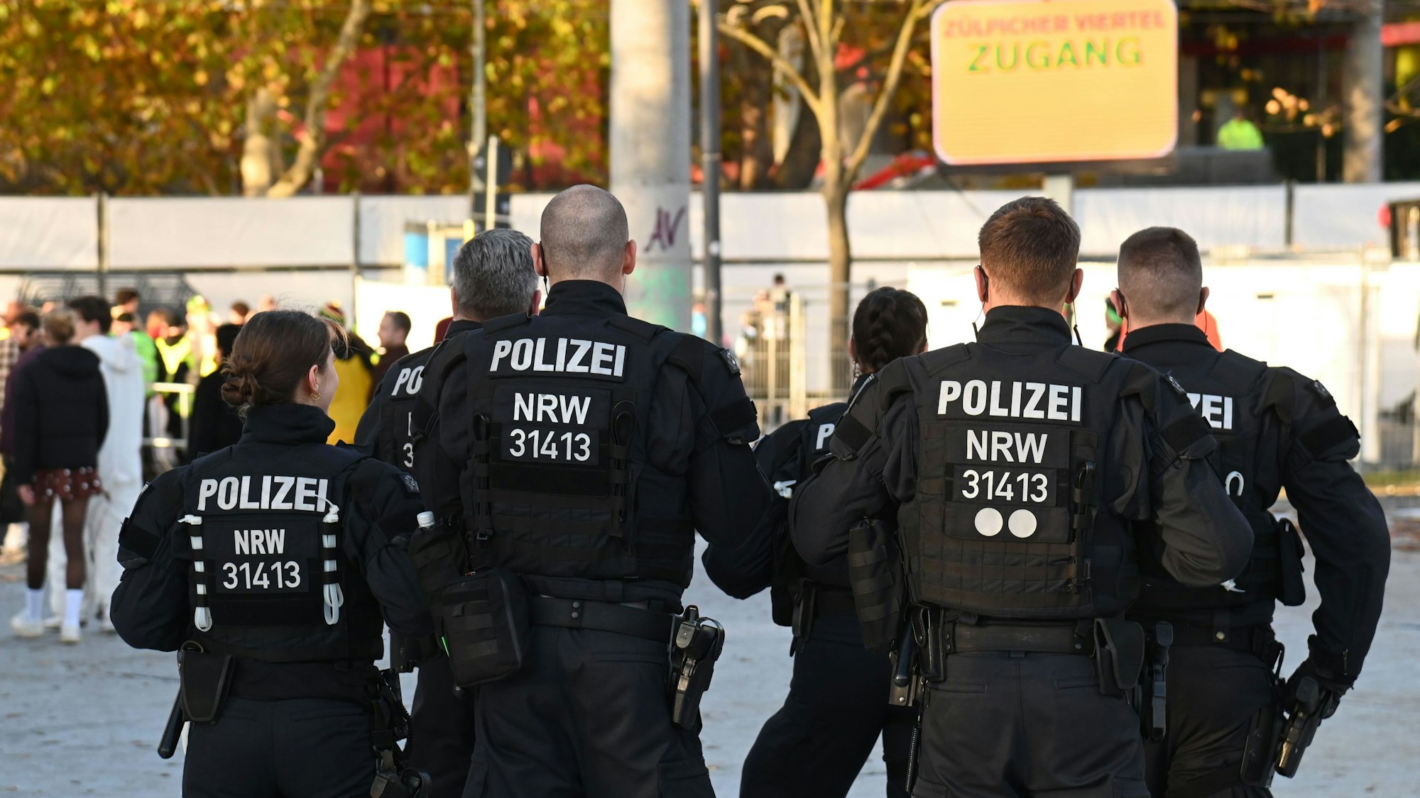 Das Bild zeigt Polizisten bei der Patrouille auf den Uniwiesen in Köln am 11.11. Foto: Alexander Schwaiger