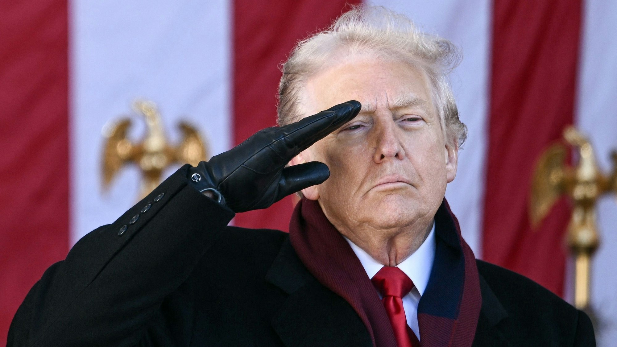 Das Bild zeigt US-Präsident Donald Trump salutierend am Nationalen Veteranen Tag auf dem Nationalfriedhof in Arlington, Virginia am 11. November 2025. Foto: Brendan Smialowski/AFP