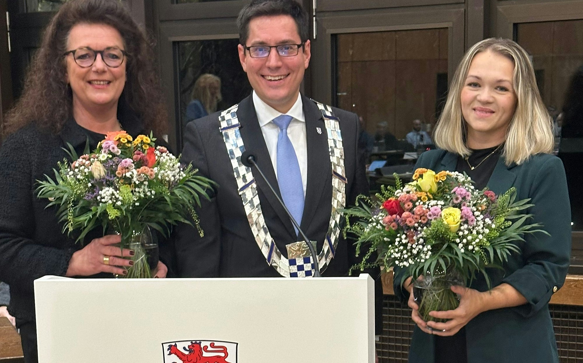 Konstituierende Ratssitzung in Sankt Augustin nach der Kommunalwahl 2025, Bürgermeister Dr. Max Leittertsorf mit seiner ersten Stellvertreterin Claudia Feld-Wiehlpütz (CDU, links) und Kristina Schick (SPD) als zweite Stellvertreterin (rechts).