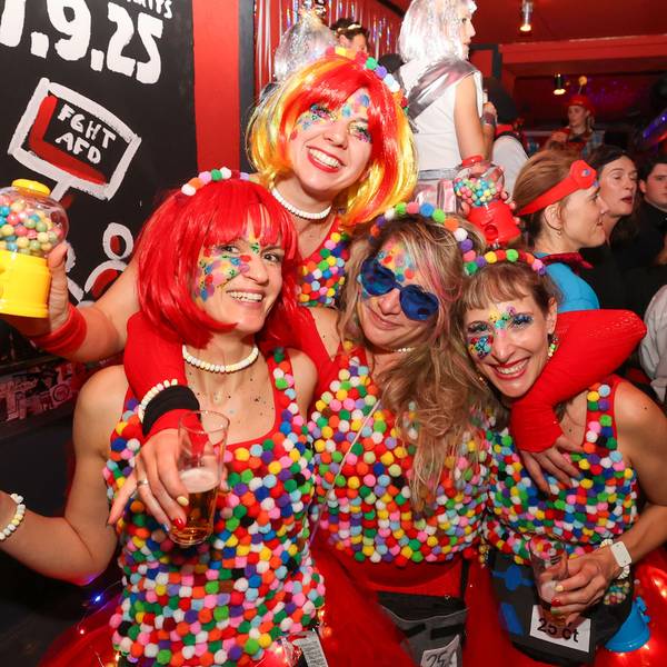 Jenny und ihr Freundinnen haben sich für die Karnevalsparty in der Lotto als Kaugummiautomaten verkleidet.