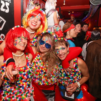 Jenny und ihr Freundinnen haben sich für die Karnevalsparty in der Lotto als Kaugummiautomaten verkleidet.