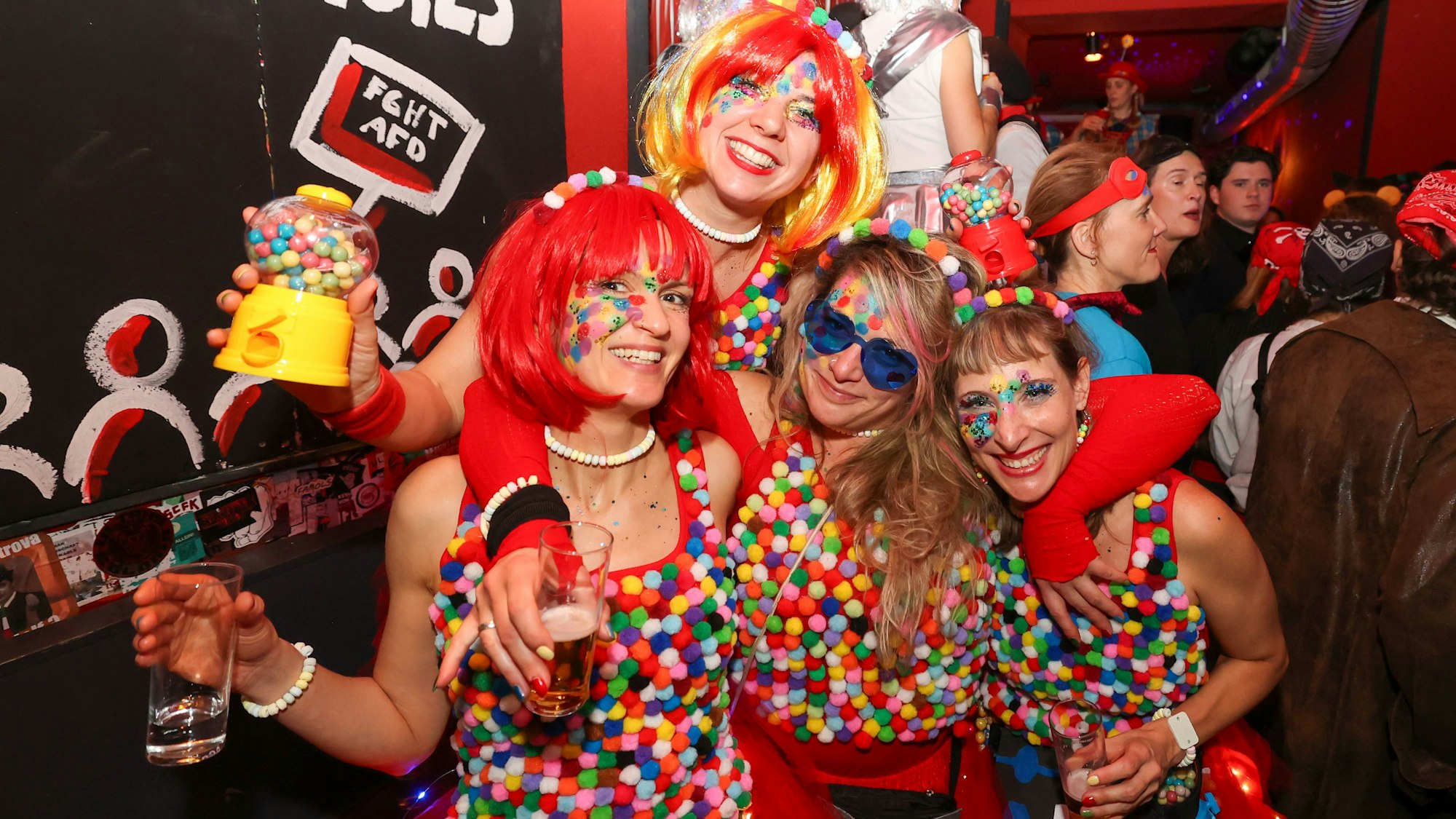 Jenny und ihr Freundinnen haben sich für die Karnevalsparty in der Lotto als Kaugummiautomaten verkleidet.