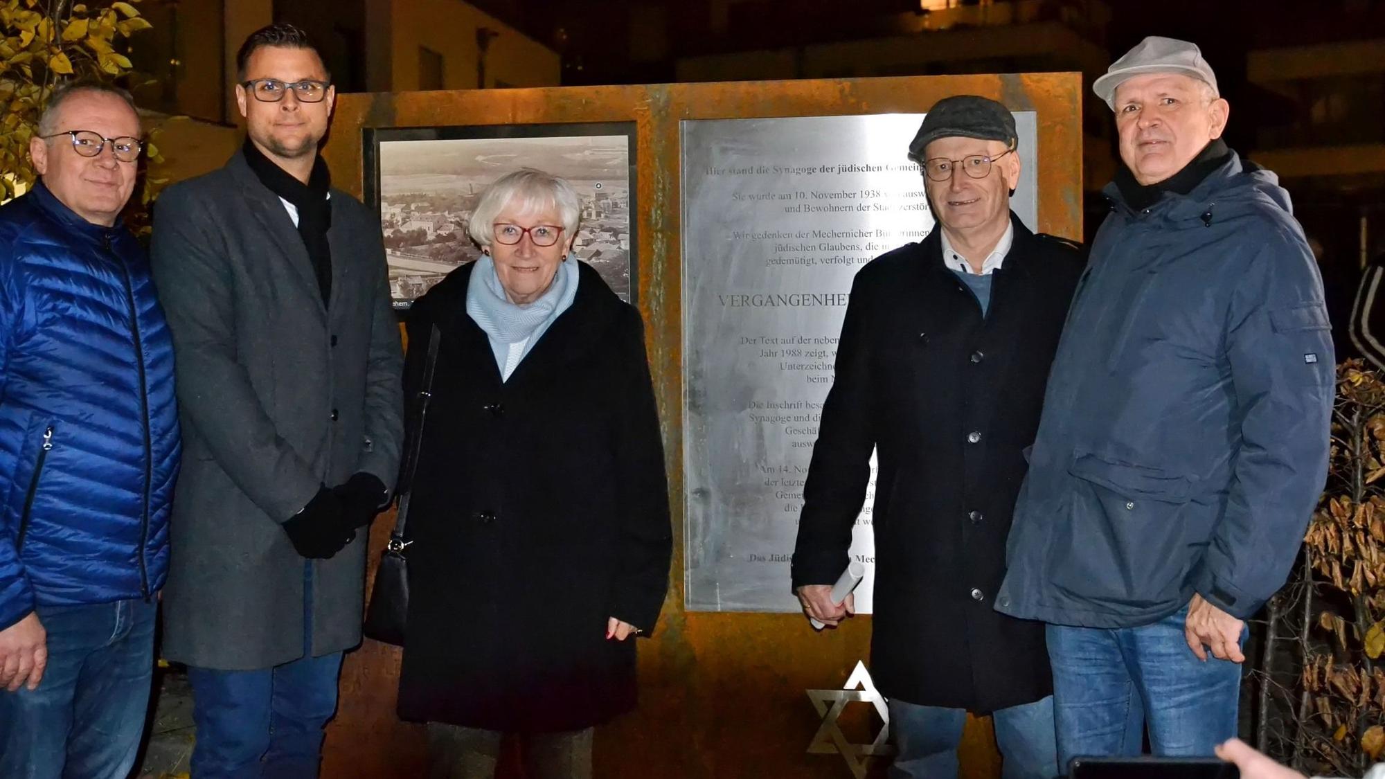Vier Männer und eine Frau stehen an der neuen Gedenkstele.