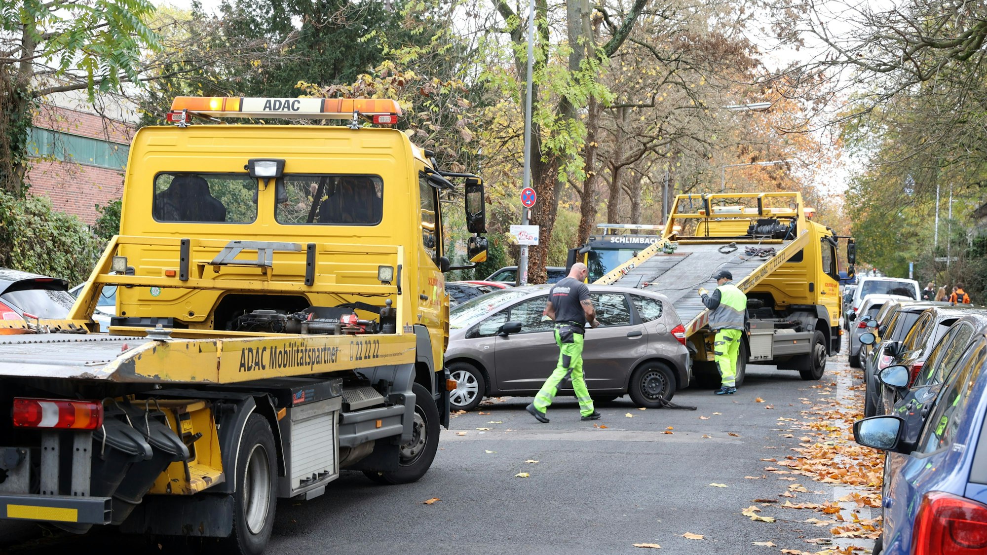 Das Bild zeigt einen ADAC-Abschleppwagen der in der Straße „Am Kartäuserwall“ vor dem Humboldt-Gymnasium Autos abschleppt. Foto: Martina Goyert