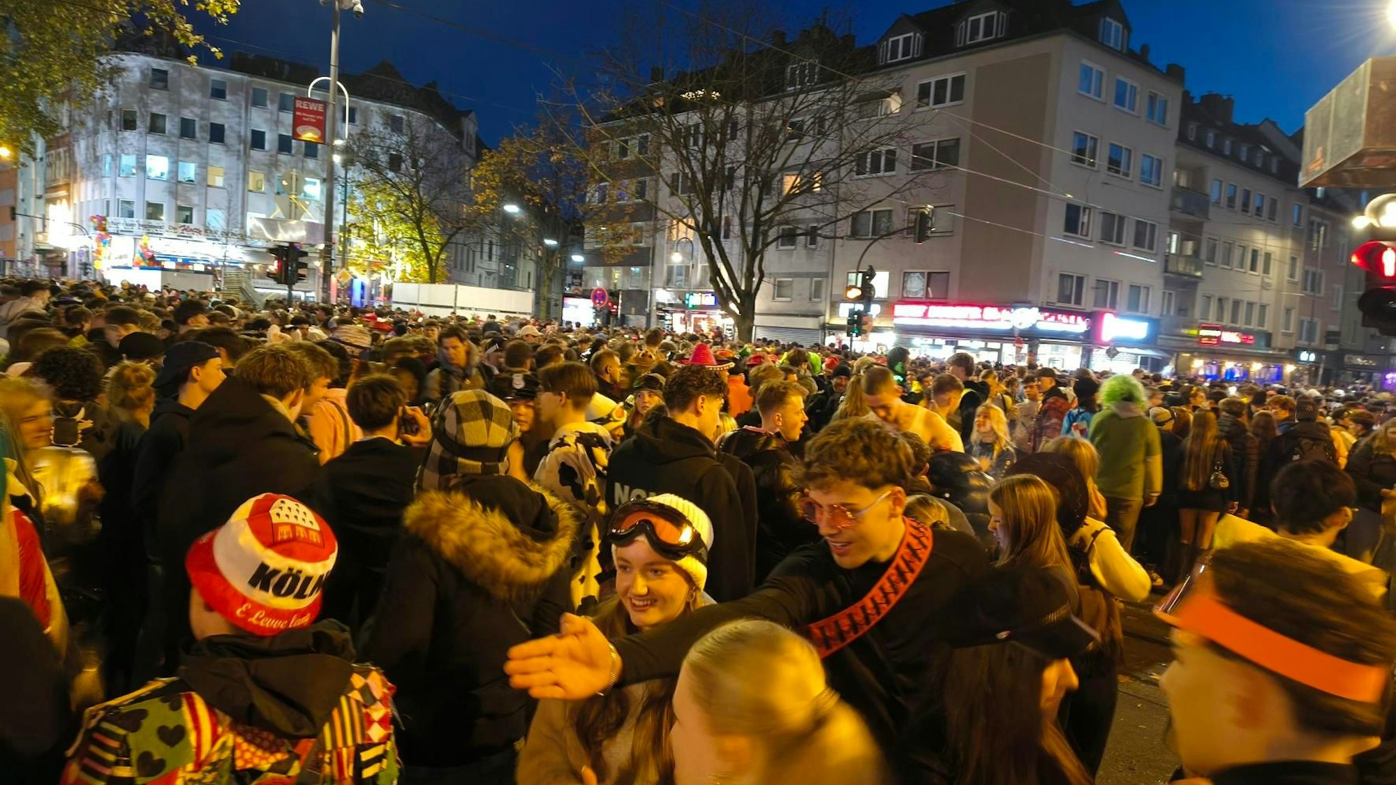 Das Bild zeigt die Zülpicher Straße am Abend des 11.11. Foto: Matthias Trzeciak