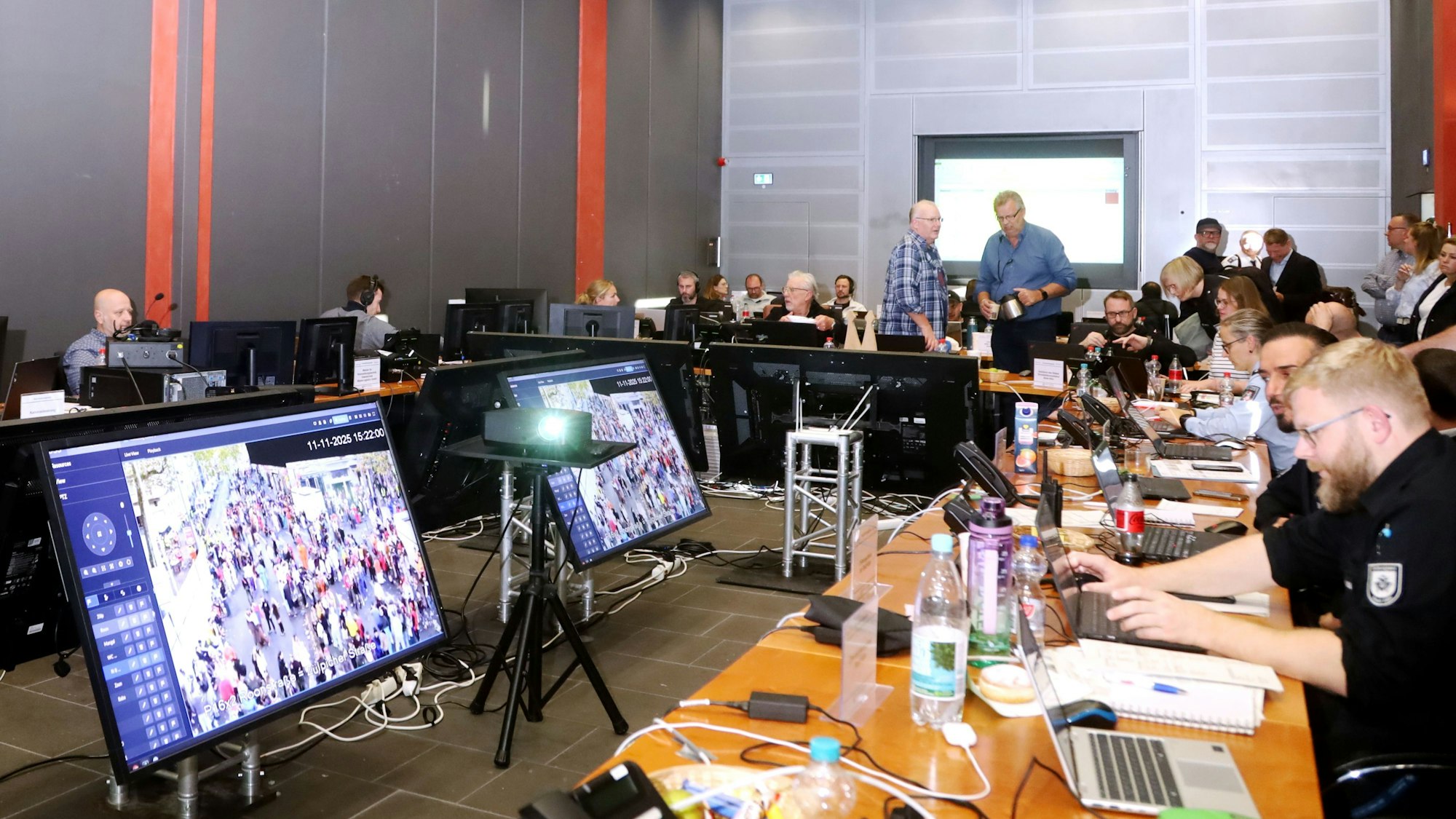 Das Bild zeigt die Situation im Koordinierungsstab der Stadt Köln. Hier sitzen alle für den Karneval relevanten Behörden und Institutionen beisammen. Foto: Arton Krasniqi