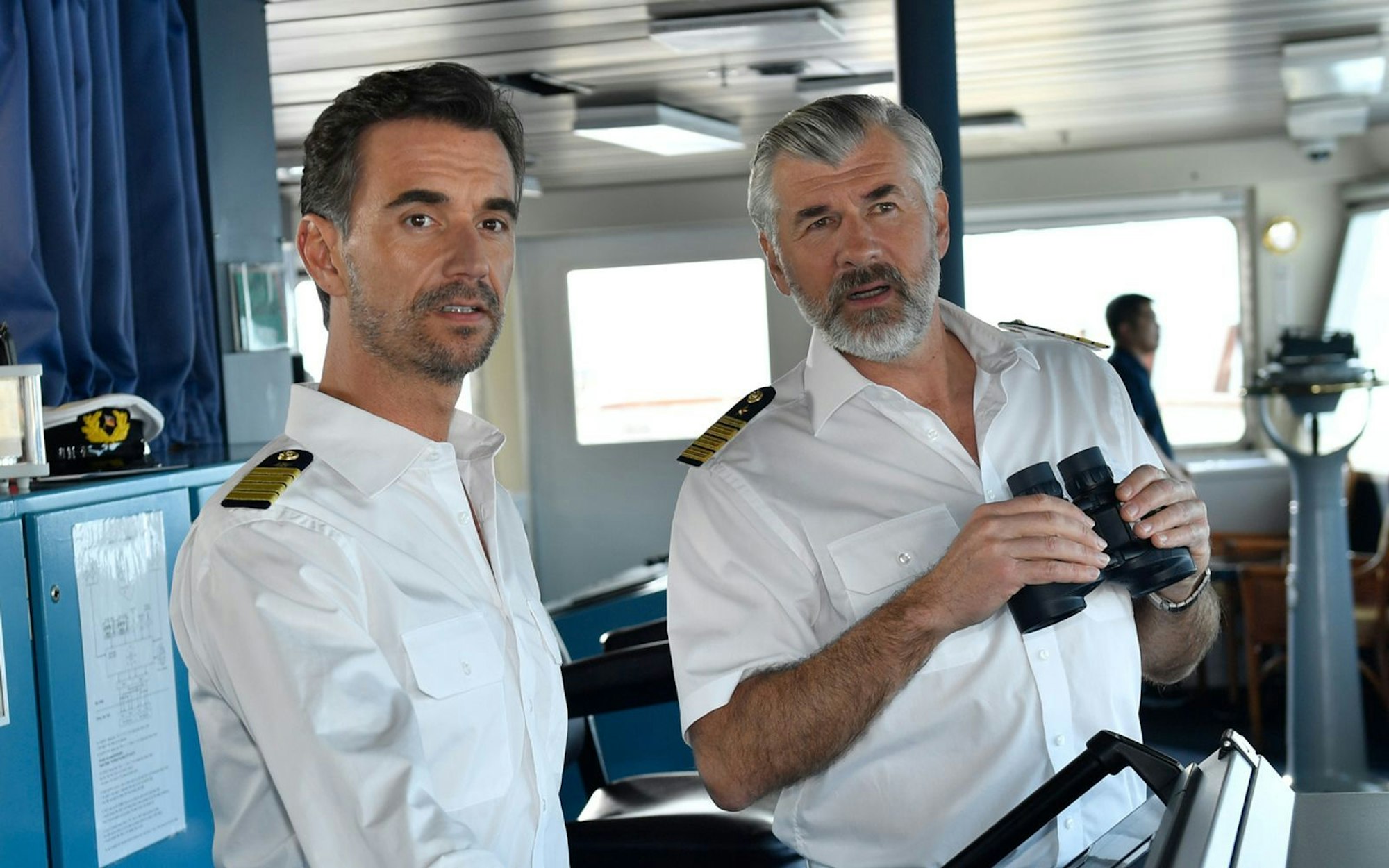 Florian Silbereisen (links) und Daniel Morgenroth teilen sich beim ZDF-Traumschiff die Kommandobrücke. (Bild: ZDF / Dirk Bartling)