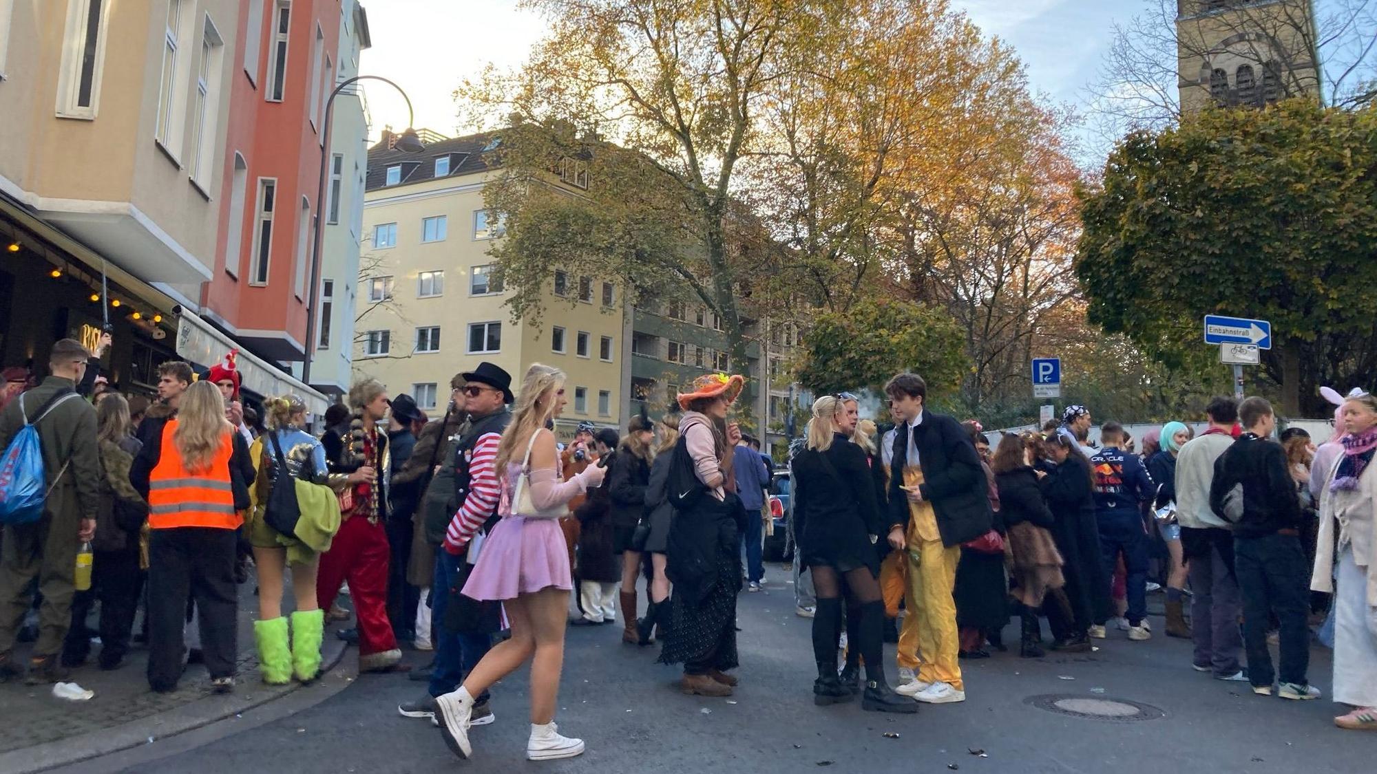 Die Zahl der Feiernden auf den Straßen nimmt langsam ab – doch der Müll bleibt. Das Bild zeigt den Brüsseler Platz.