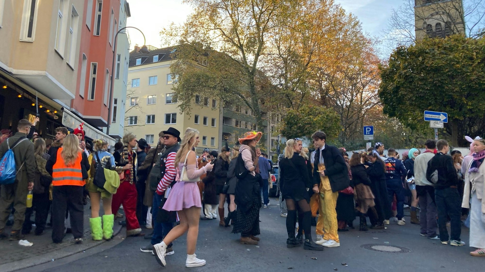 Die Zahl der Feiernden auf den Straßen nimmt langsam ab – doch der Müll bleibt. Das Bild zeigt den Brüsseler Platz.