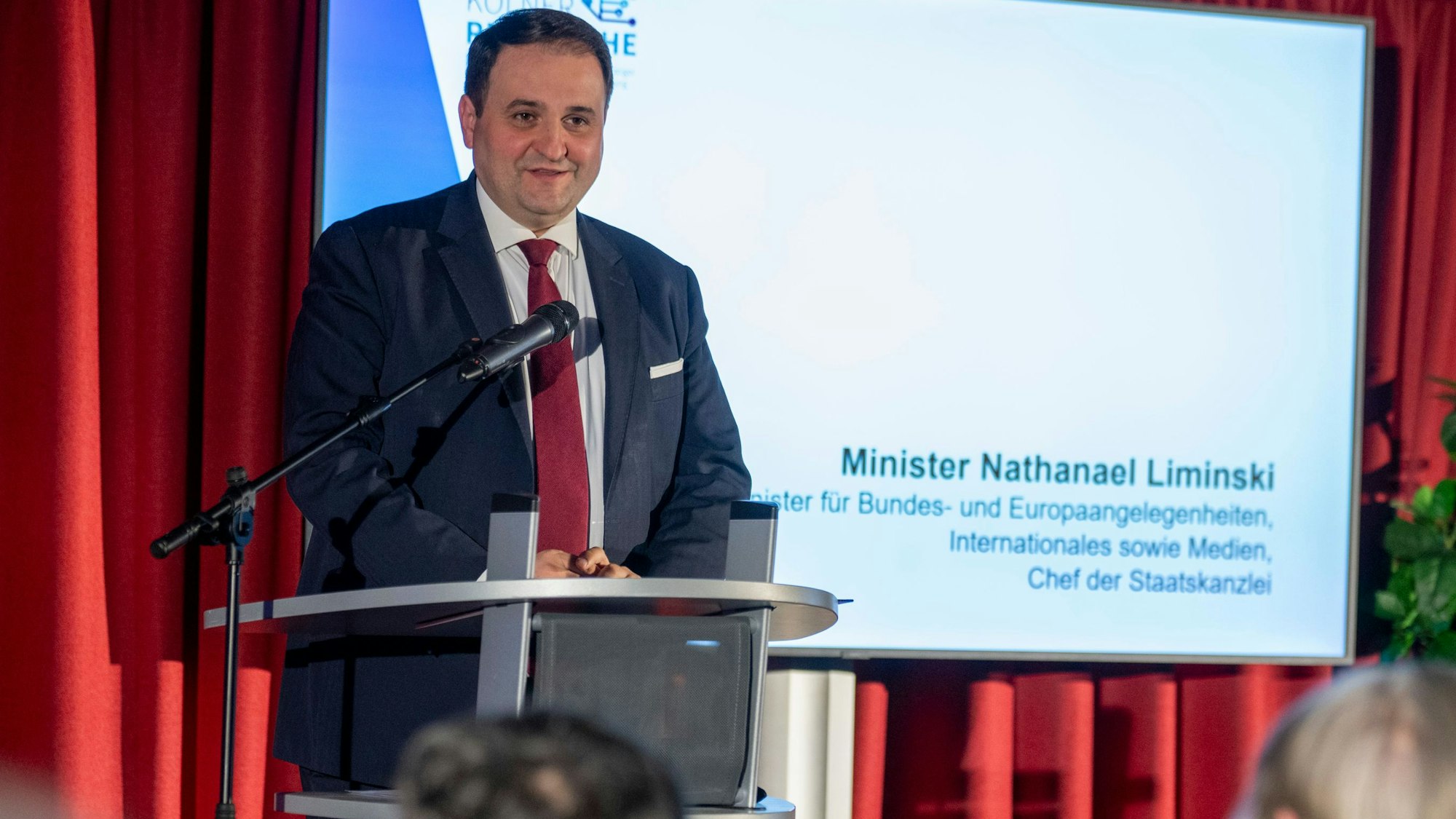 NRW-Medienminister Nathanael Liminski (CDU) bei seinem Grußwort zur Verleihung des „Kölner Recherchepreises“ 2025