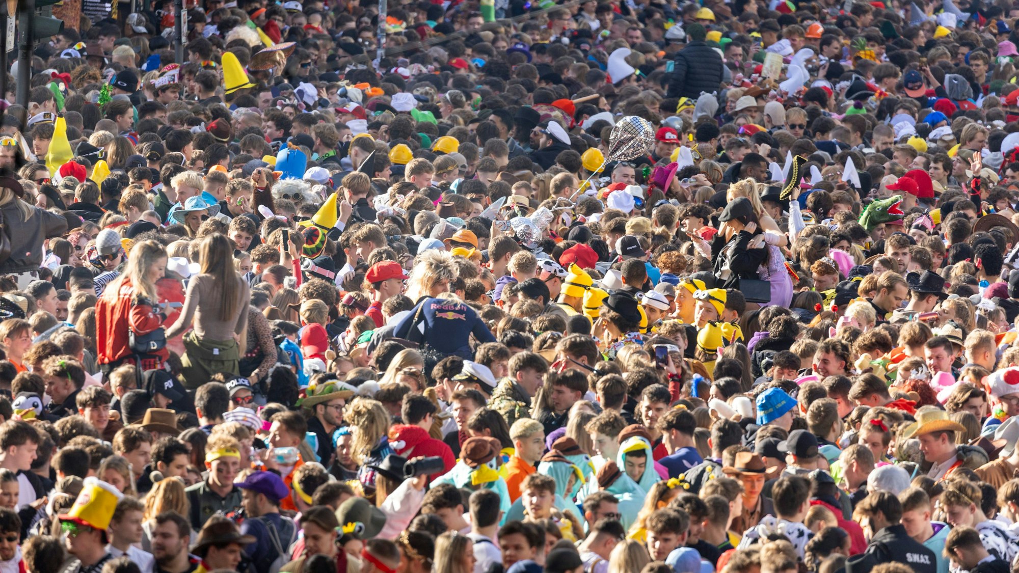 Auf der Zülpicher Straße stehen die Karnevalisten eng zusammen, es ist voll.