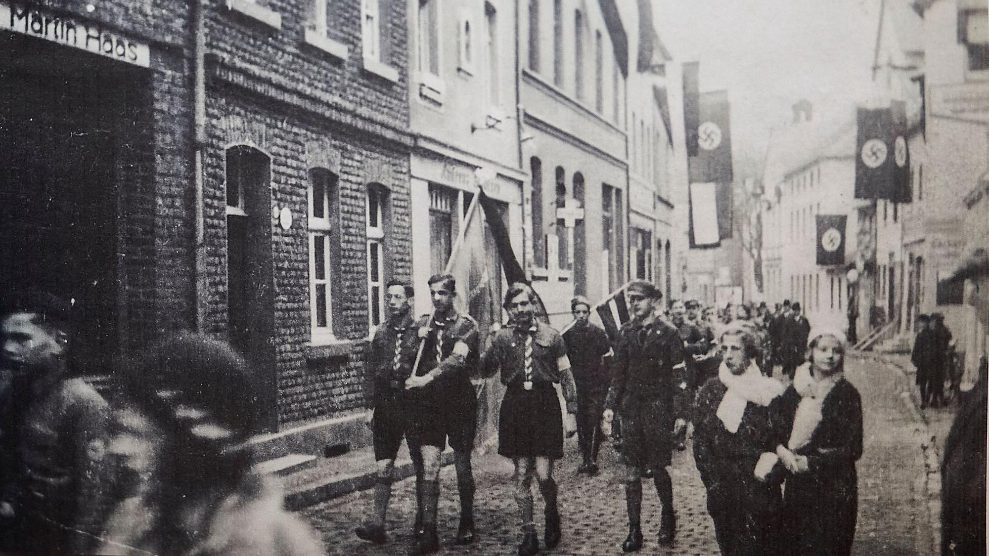 Das historische Foto zeigt den Aufmarsch der Hitlerjugend vor dem Geschäft von Martin Haas.