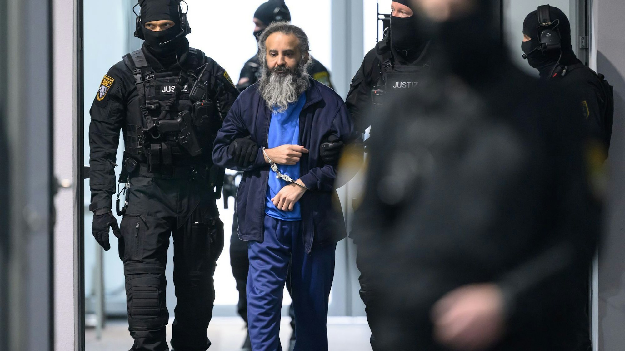 Der Angeklagte Taleb al-Abdulmohsen wird vor Beginn des zweiten Prozesstages in den Gerichtssaal geführt.