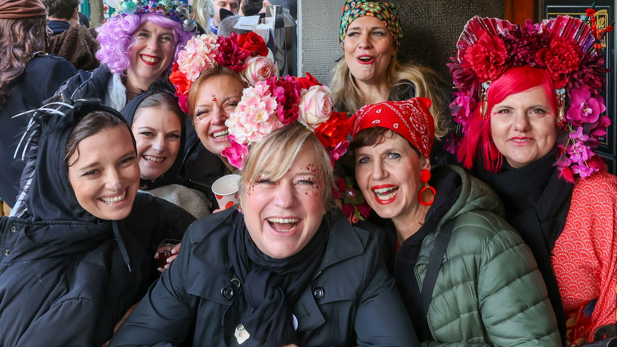 11.11.2025
Köln:
Reportage über den Kneipenkarneval zur Sessionseröffnung „Elfter im Elften“ in der Südstadt und dem Belgisches Viertel.
Christine und Manon mit Freundinnen warten auf Einlass ab 7:30 Uhr vor der Ubierschänke
Foto: Martina Goyert
