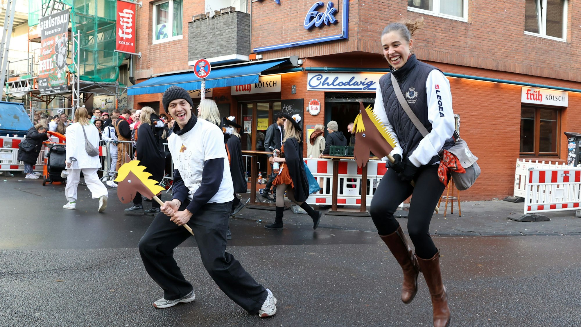 11.11.2025
Köln:
Reportage über den Kneipenkarneval zur Sessionseröffnung „Elfter im Elften“ in der Südstadt und dem Belgisches Viertel.
Der Berliner Theo und Nike als Hobby Horser vor dem Clodwig Eck
Foto: Martina Goyert