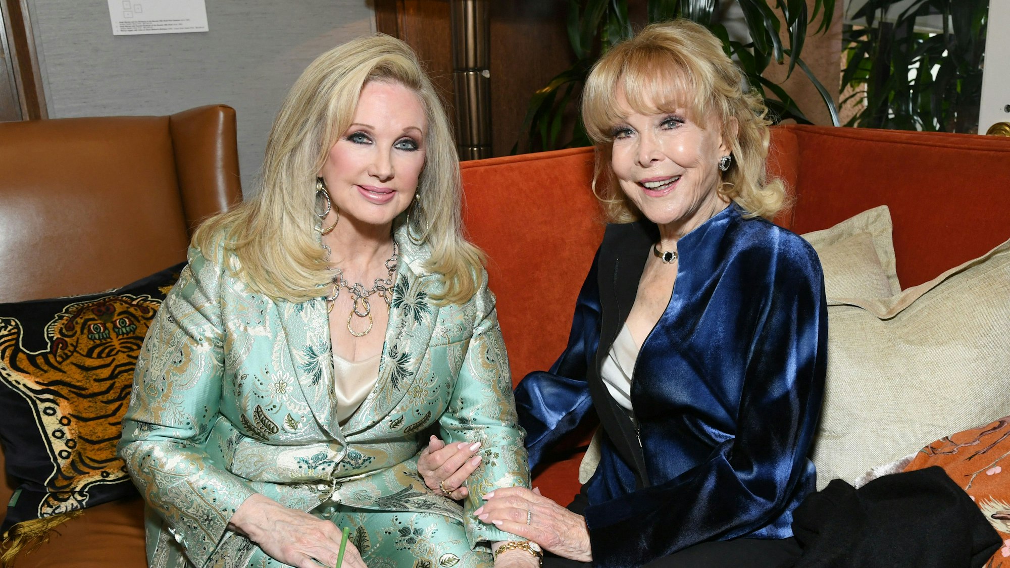 Barbara Eden (r) mit ihrer Kollegin Morgan Fairchild („Falcon Crest“).