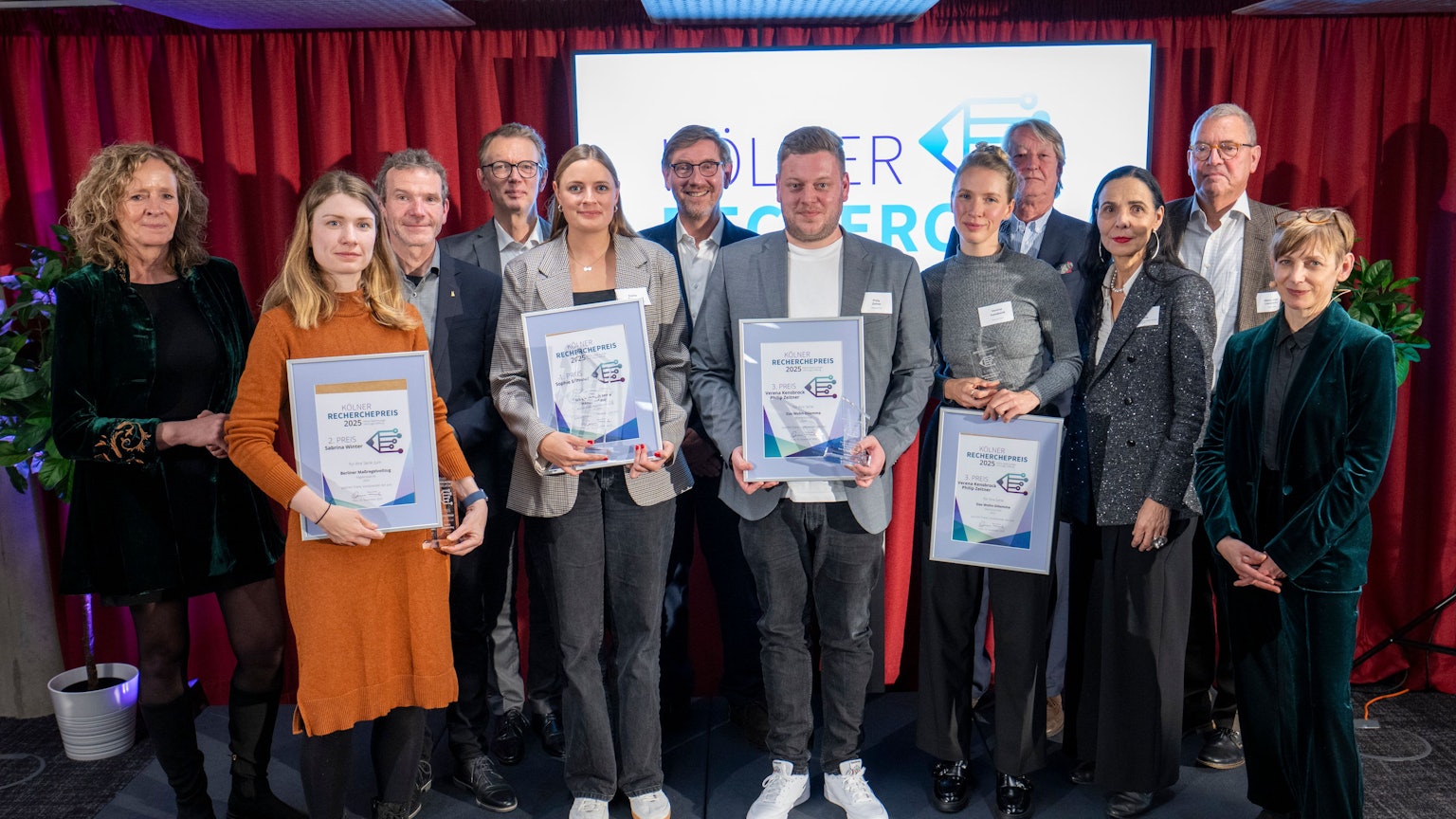 Verleihung des Kölner Rechechepreises 2025. Von links nach rechts: Isabella Neven DuMont, Sabrina Winter, Joachim Frank, Werner Schulte, Sophie Sommer, Friedrich Roeingh, Philip Zeitner, Verena Kensbock, Christian DuMont Schütte, Heinz-Jürgen Lievenbrück, Katharina Schmalenberg.
