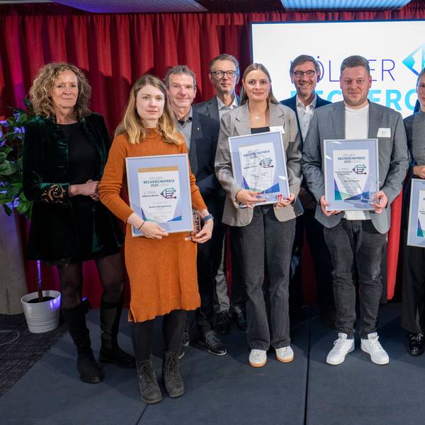 Verleihung des Kölner Rechechepreises 2025. Von links nach rechts: Isabella Neven DuMont, Sabrina Winter, Joachim Frank, Werner Schulte, Sophie Sommer, Friedrich Roeingh, Philip Zeitner, Verena Kensbock, Christian DuMont Schütte, Heinz-Jürgen Lievenbrück, Katharina Schmalenberg.