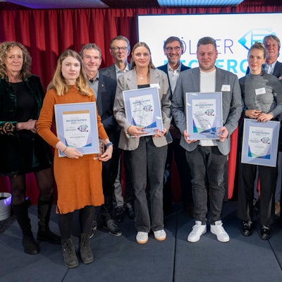 Verleihung des Kölner Rechechepreises 2025. Von links nach rechts: Isabella Neven DuMont, Sabrina Winter, Joachim Frank, Werner Schulte, Sophie Sommer, Friedrich Roeingh, Philip Zeitner, Verena Kensbock, Christian DuMont Schütte, Heinz-Jürgen Lievenbrück, Katharina Schmalenberg.