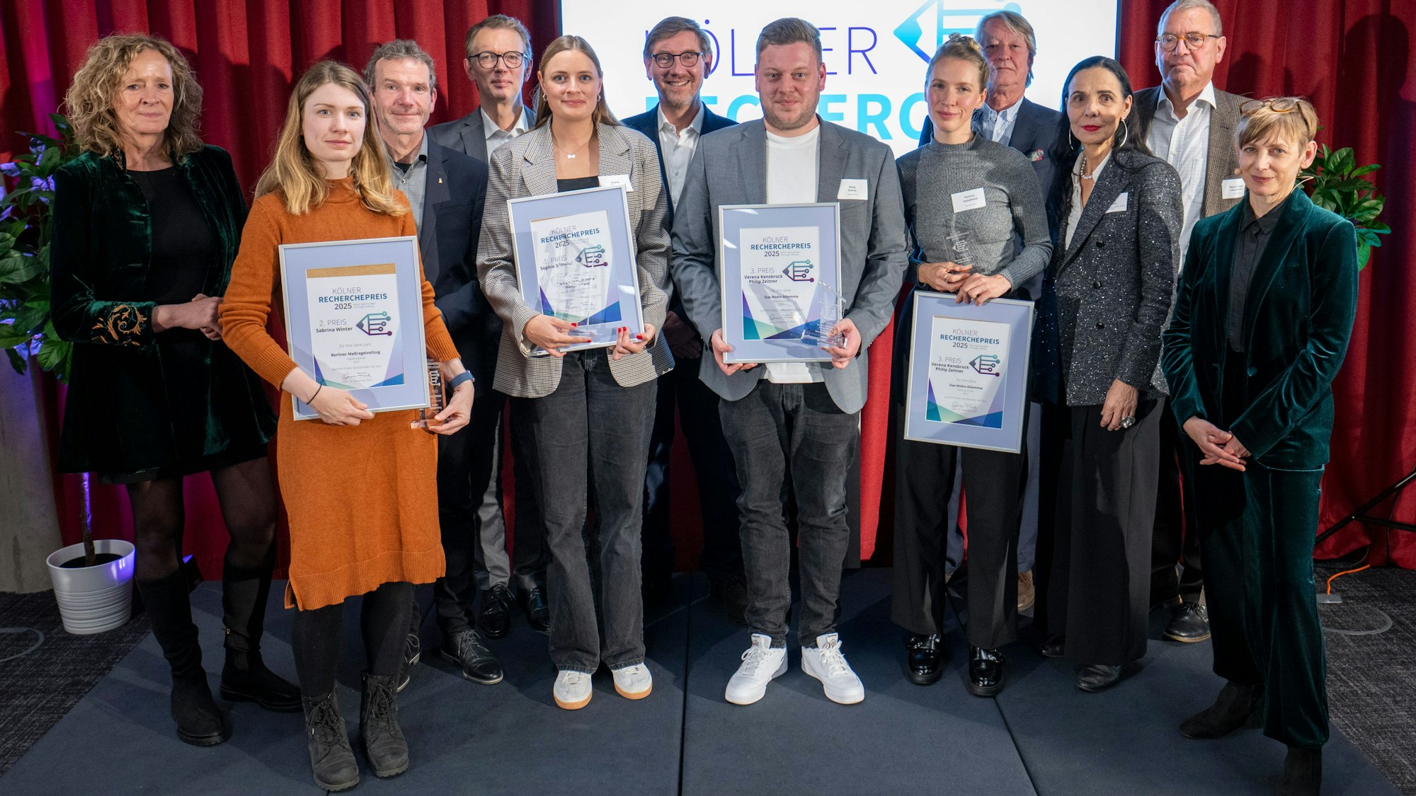 Verleihung des Kölner Rechechepreises 2025. Von links nach rechts: Isabella Neven DuMont, Sabrina Winter, Joachim Frank, Werner Schulte, Sophie Sommer, Friedrich Roeingh, Philip Zeitner, Verena Kensbock, Christian DuMont Schütte, Heinz-Jürgen Lievenbrück, Katharina Schmalenberg.