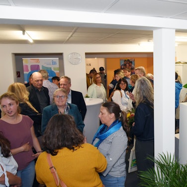 An der Bachstraße in Morsbach hat die IB West des Internationalen Bundes im vergangenen September das allererste Familienbüro für Oberberg eingeweiht. Das Foto zeigt Gäste der Eröffnungsfeier.