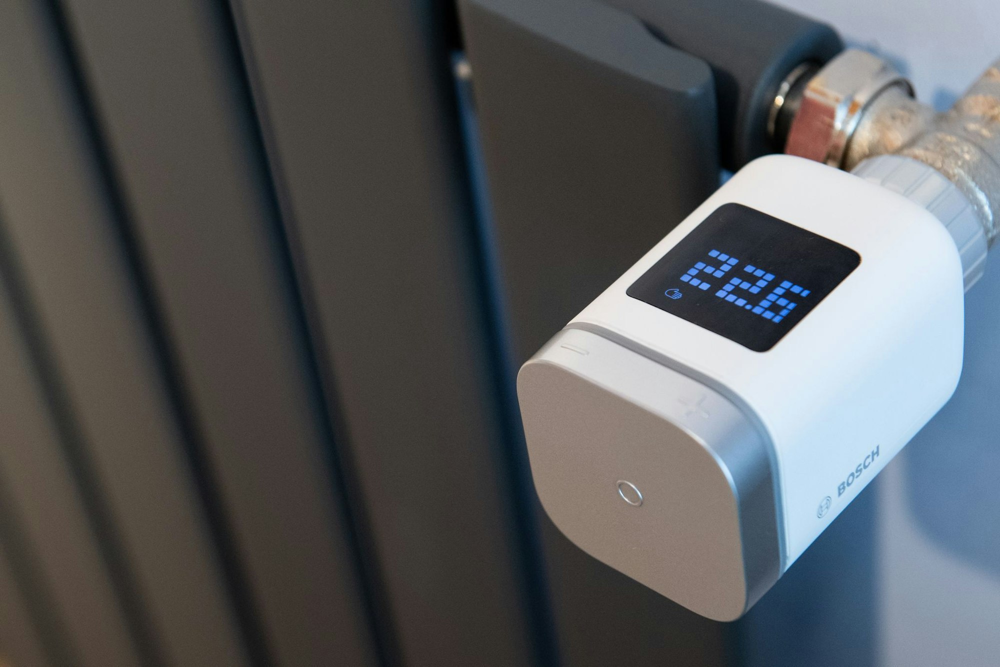 Statt ständigem Hoch- und Runterdrehen: Wer die Heizung konstant auf niedriger oder mittlerer Stufe einstellt, kommt energiesparender durch den Winter.