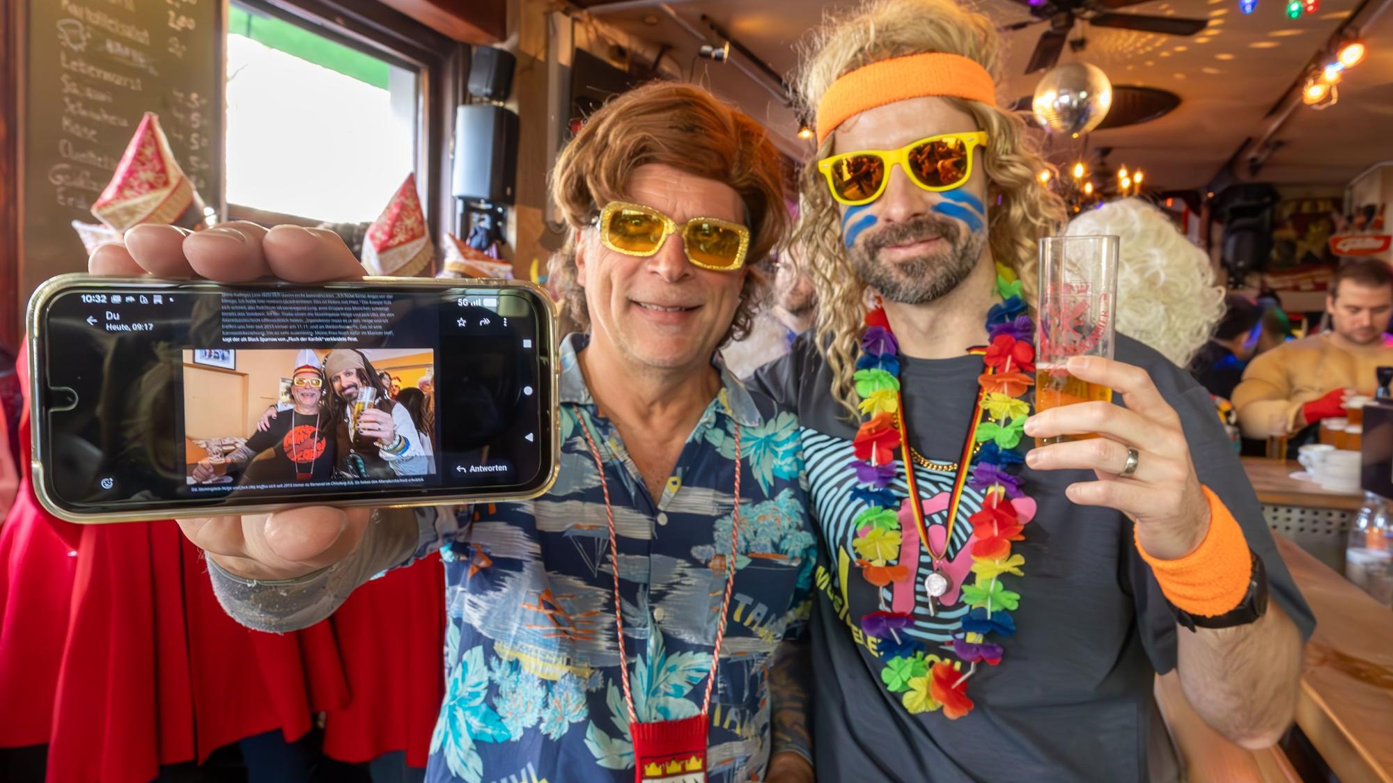 11.11.2025
Köln:
Reportage über den Kneipenkarneval zur Sessionseröffnung „Elfter im Elften“ in der Südstadt und dem Belgisches Viertel.
lange Freunde ( Kostümnamen: Helge und Jack ) aus der Ubierschänke
die wir schon 2023 fotografiert hatten
Foto: Martina Goyert
