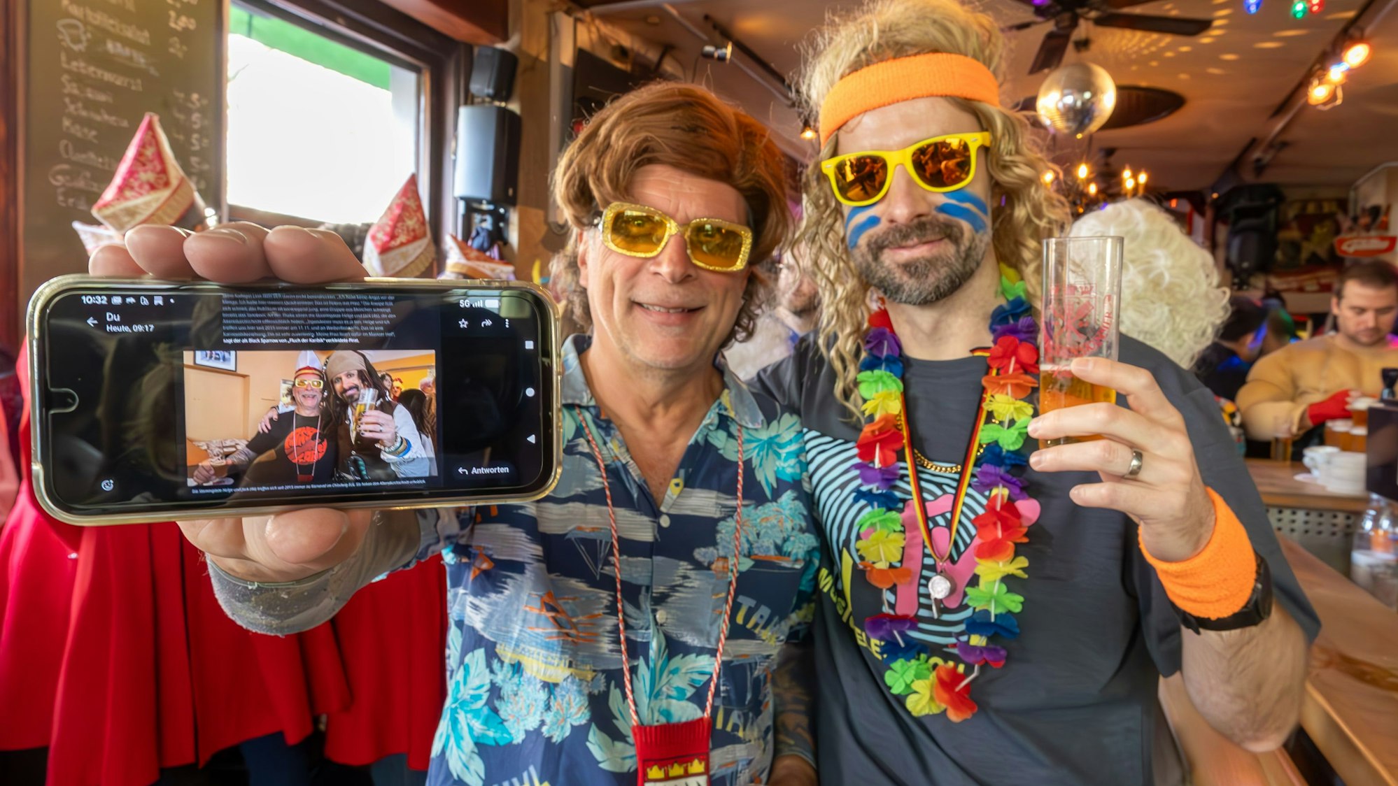 11.11.2025
Köln:
Reportage über den Kneipenkarneval zur Sessionseröffnung „Elfter im Elften“ in der Südstadt und dem Belgisches Viertel.
lange Freunde ( Kostümnamen: Helge und Jack ) aus der Ubierschänke
die wir schon 2023 fotografiert hatten
Foto: Martina Goyert