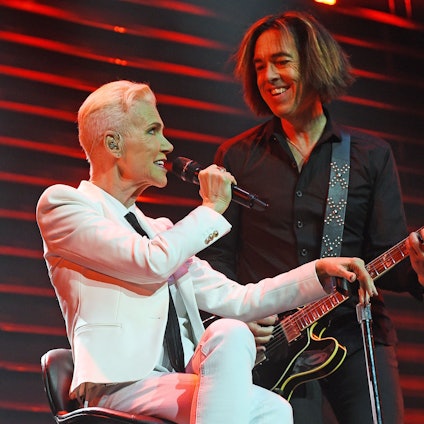Die Sängerin Marie Fredriksson und Gitarrist Per Gessle von der Band Roxette stehen beim Konzert in der Lanxess Arena auf der Bühne (Archivfoto). Fredriksson ist 2019 verstorben.