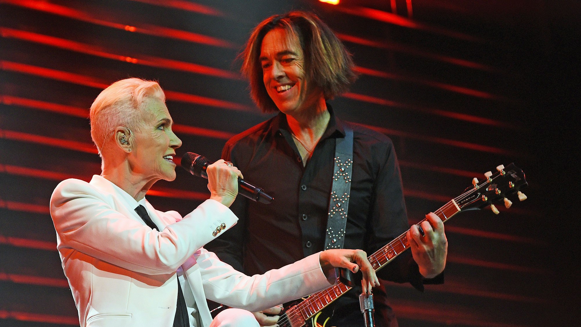 Die Sängerin Marie Fredriksson und Gitarrist Per Gessle von der Band Roxette stehen beim Konzert in der Lanxess Arena auf der Bühne (Archivfoto). Fredriksson ist 2019 verstorben.