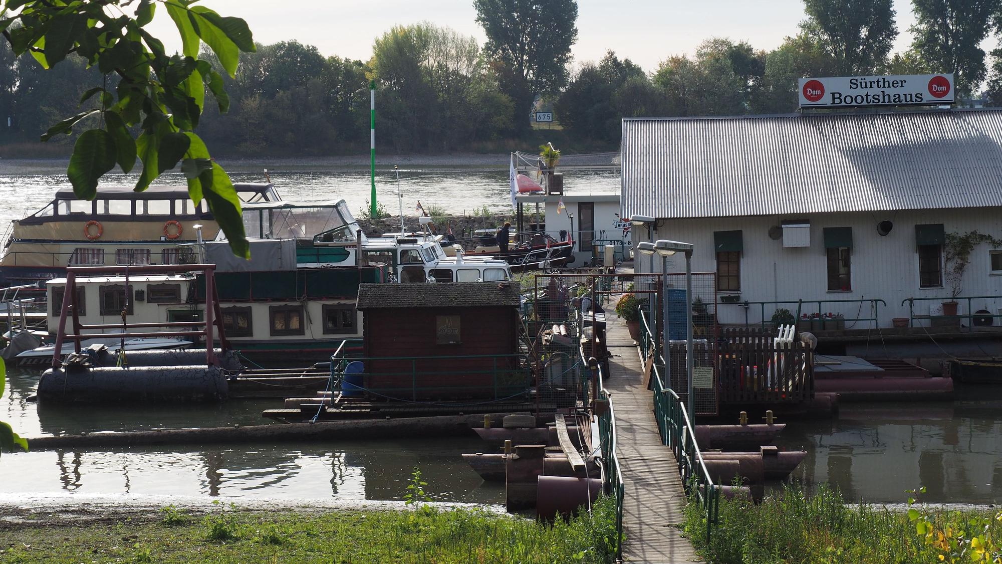 Das Sürther Bootshaus.