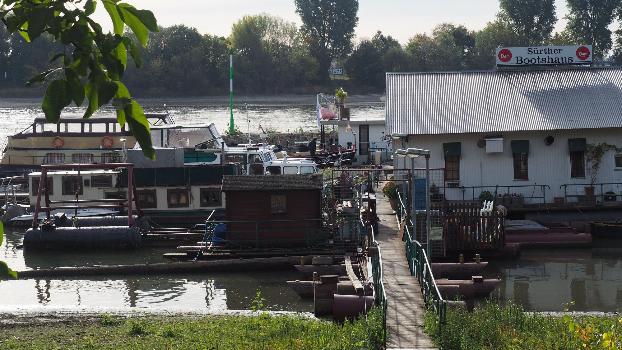 Das Sürther Bootshaus.