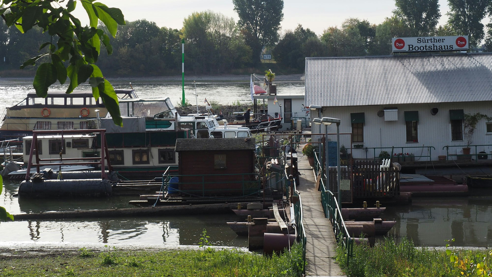 Das Sürther Bootshaus.