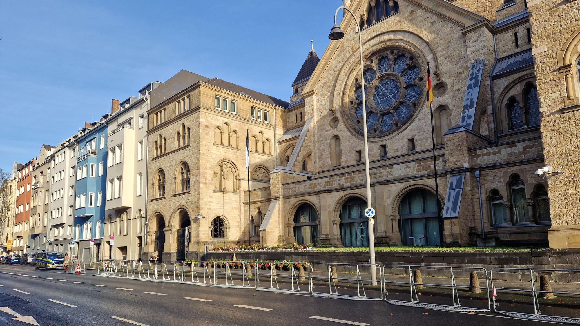 Die Synagoge ist abgesperrt, viele Sicherheitskräfte sind auch hier im Einsatz.