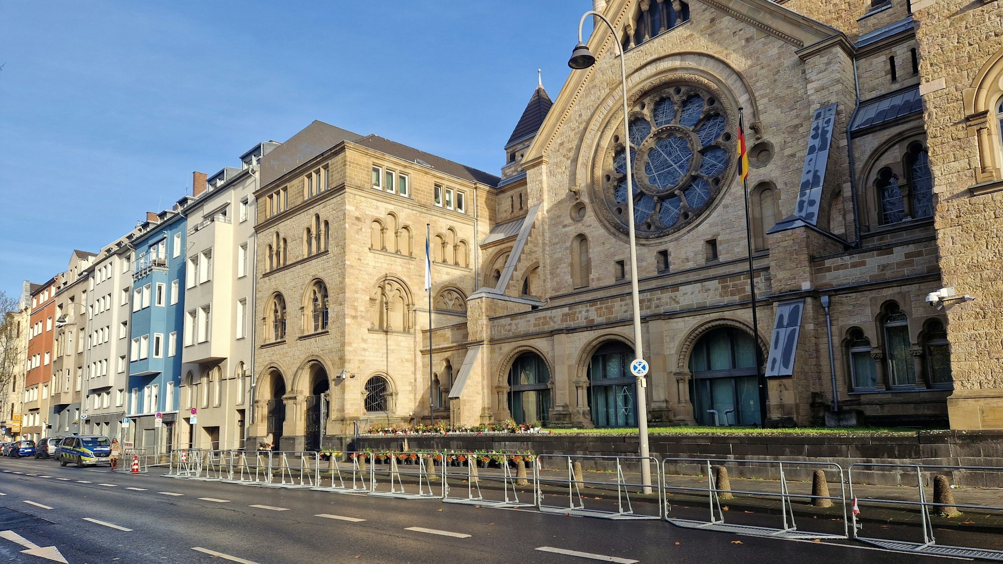 Die Synagoge ist abgesperrt, viele Sicherheitskräfte sind auch hier im Einsatz.