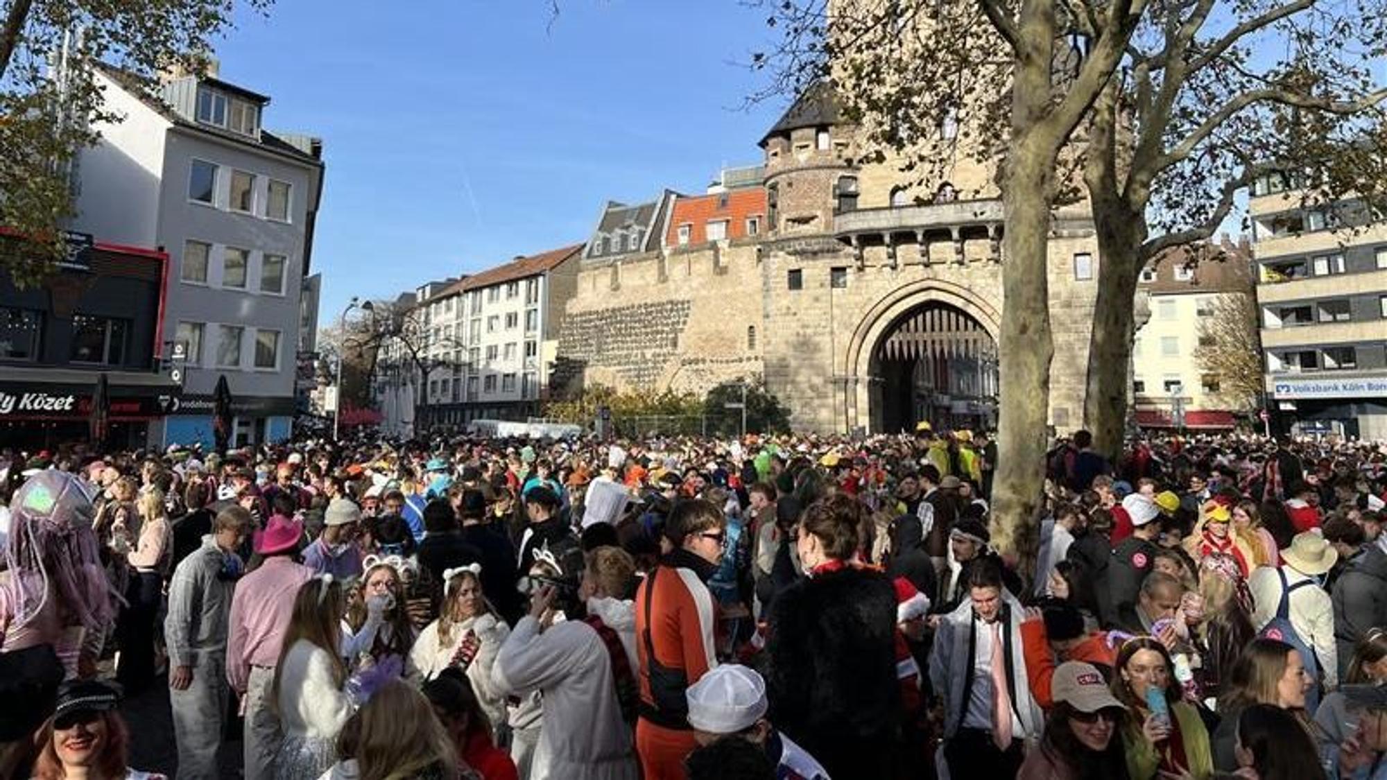 Am Chlowdigplatz scheint pünktlich zum Karnevalsauftakt die Sonne.