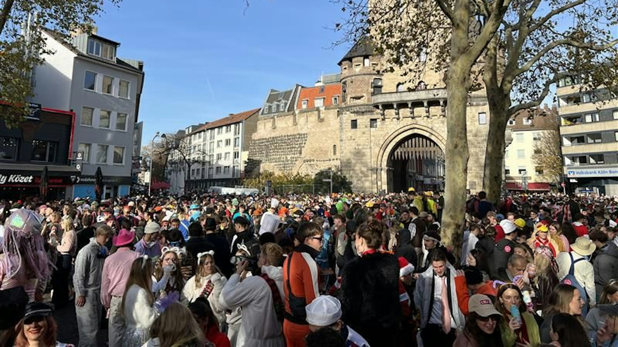 Am Chlowdigplatz scheint pünktlich zum Karnevalsauftakt die Sonne.