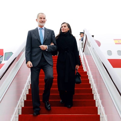 Das spanische Königspaar Felipe und Letizia verlässt das Flugzeug über einen roten Teppich.