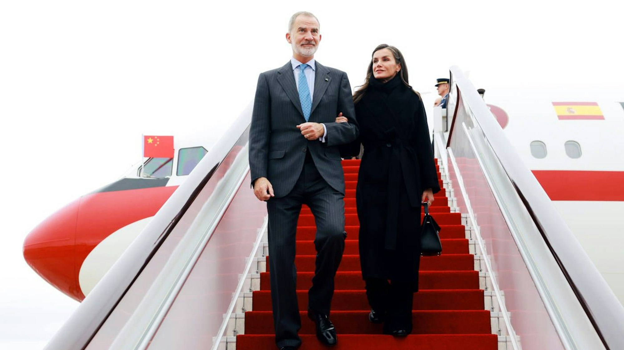 Das spanische Königspaar Felipe und Letizia verlässt das Flugzeug über einen roten Teppich.