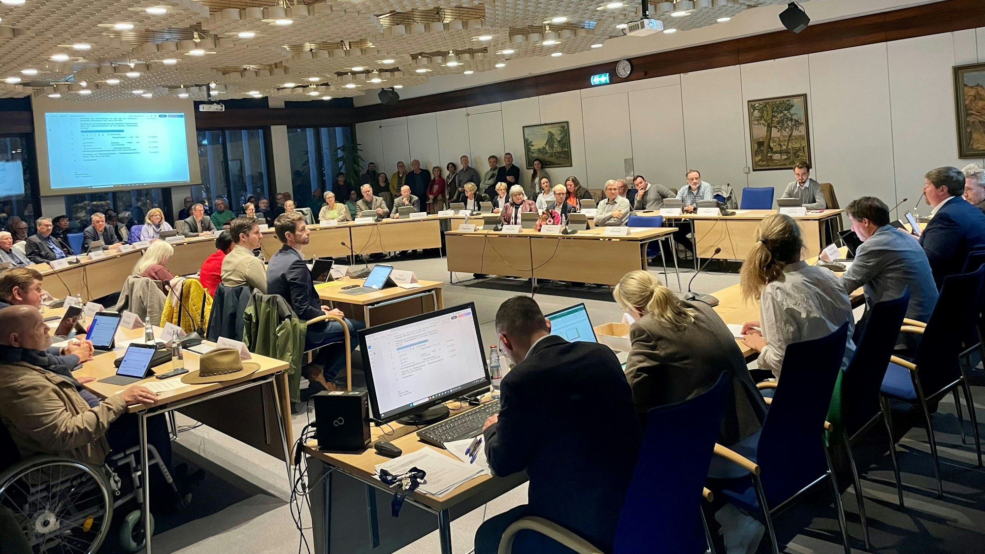 Die Fraktionen von CDU und SPD haben jetzt zwei Reihen, weil das vorherige Rund für 38 Ratsmitglieder nicht mehr ausreicht.