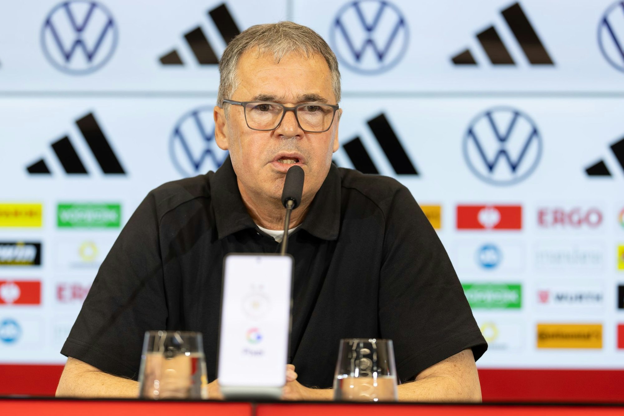 DFB-Geschäftsführer Andreas Rettig sieht auf viele Verbände Probleme zukommen. (Archivfoto)