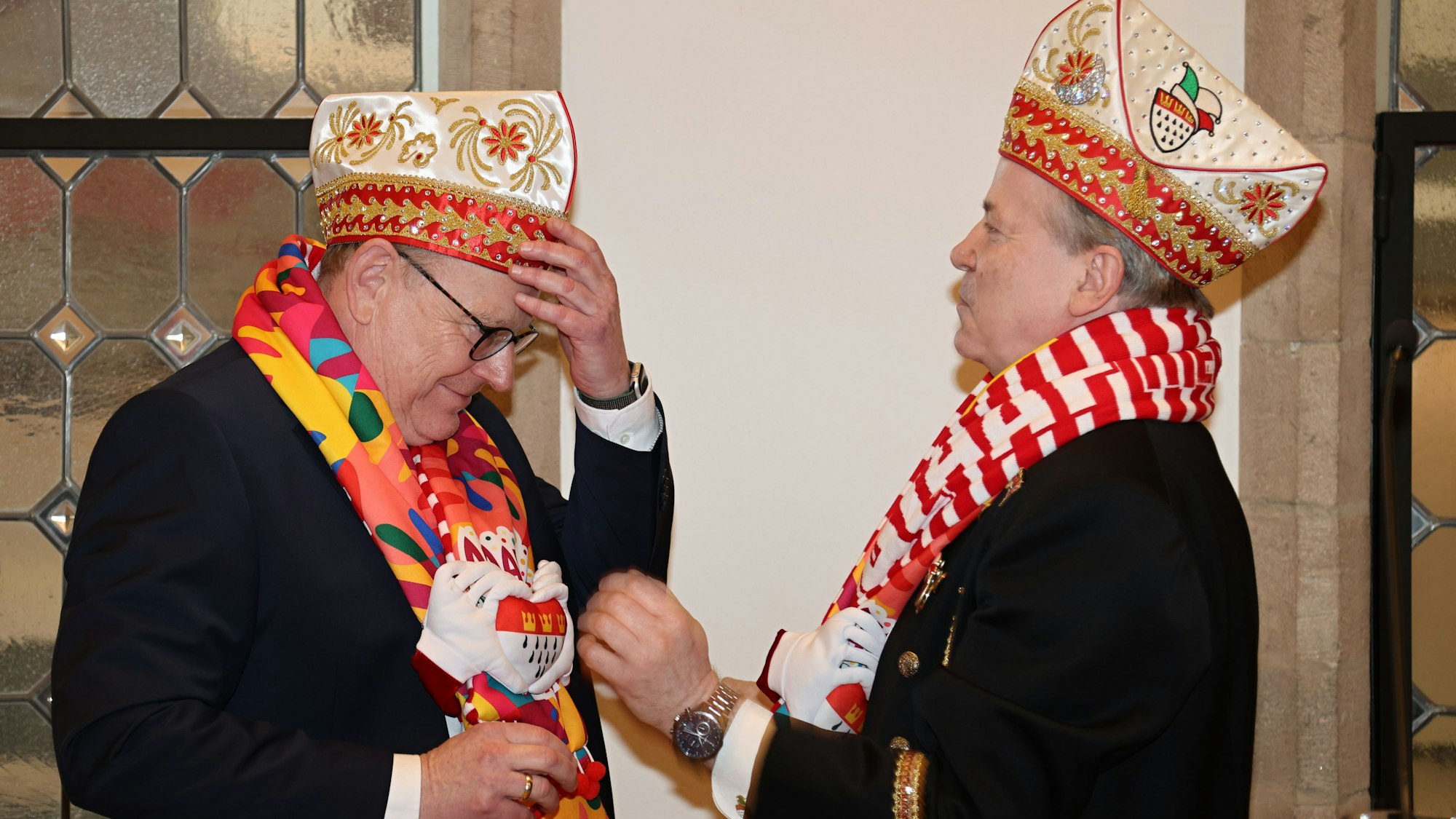 11.11.2025, Nordrhein-Westfalen, Köln: Der Oberbürgermeister von Köln Torsten Burmester (SPD) feiert den Auftakt der Karnevalssession auf dem Heumarkt. Am 11.11. um 11:11 Uhr begann in den närrischen Hochburgen die Karnevalssession. Foto: Rolf Vennenbernd/dpa +++ dpa-Bildfunk +++