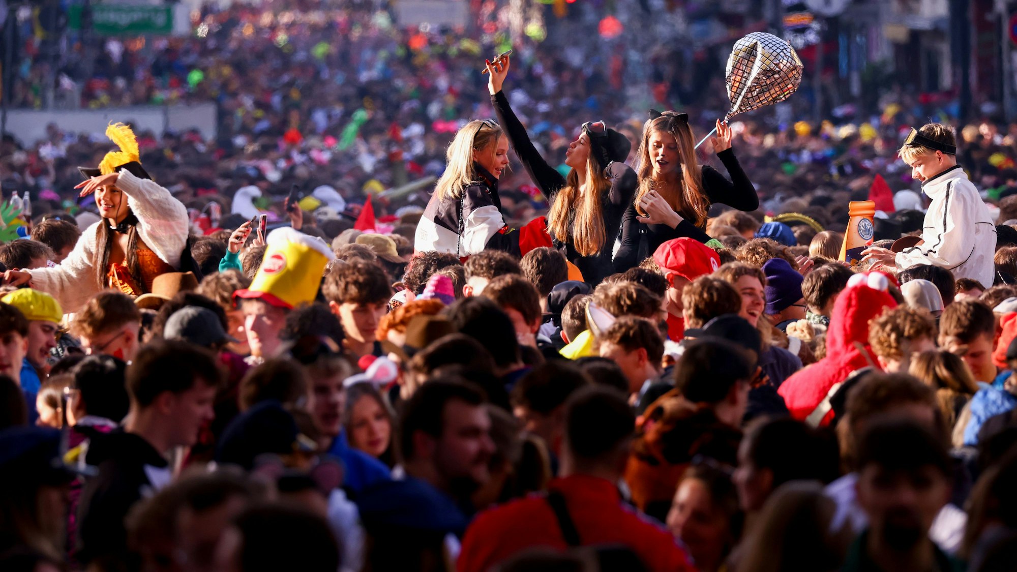 Dieses Jahr sind wieder tausende vor allem junge Jecken ins Zülpocher Viertel geströmt.
