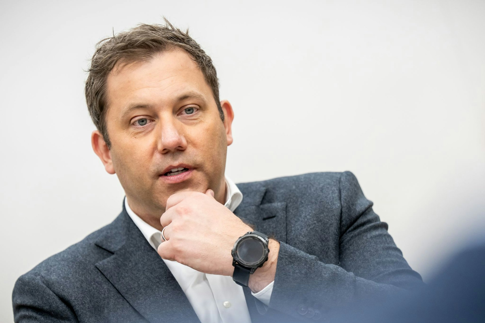 Vizekanzler Lars Klingbeil. Die deutsche Haltung zum Verbrenner-Aus könnte Thema im Koalitionsausschuss werden.