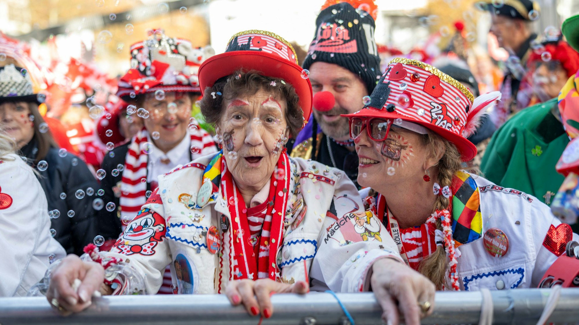 Oma Edith darf am 11.11. auf dem Heumarkt nicht fehlen