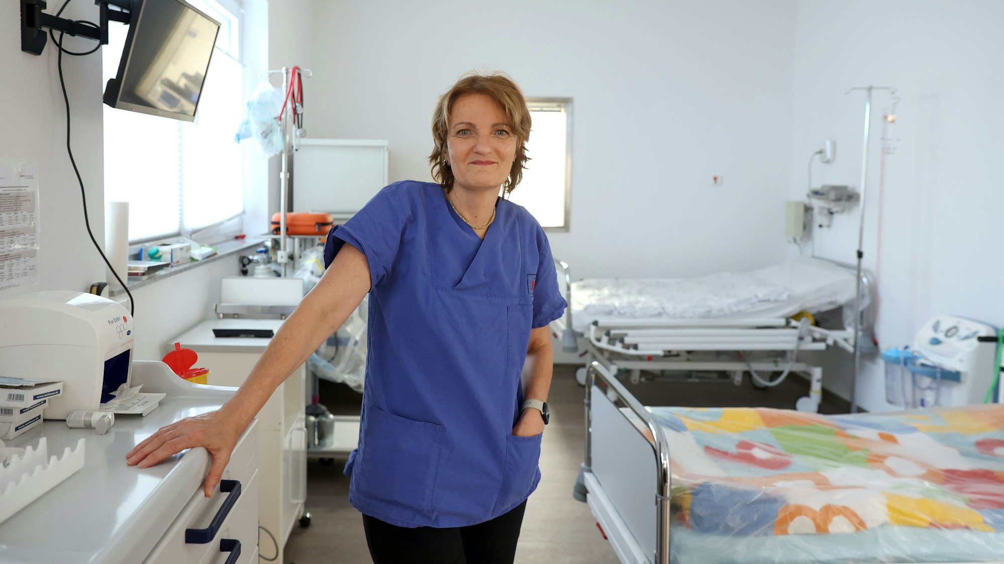 Simone Zeh steht im Operationssaal des Friedensdorfs in Oberhausen.
