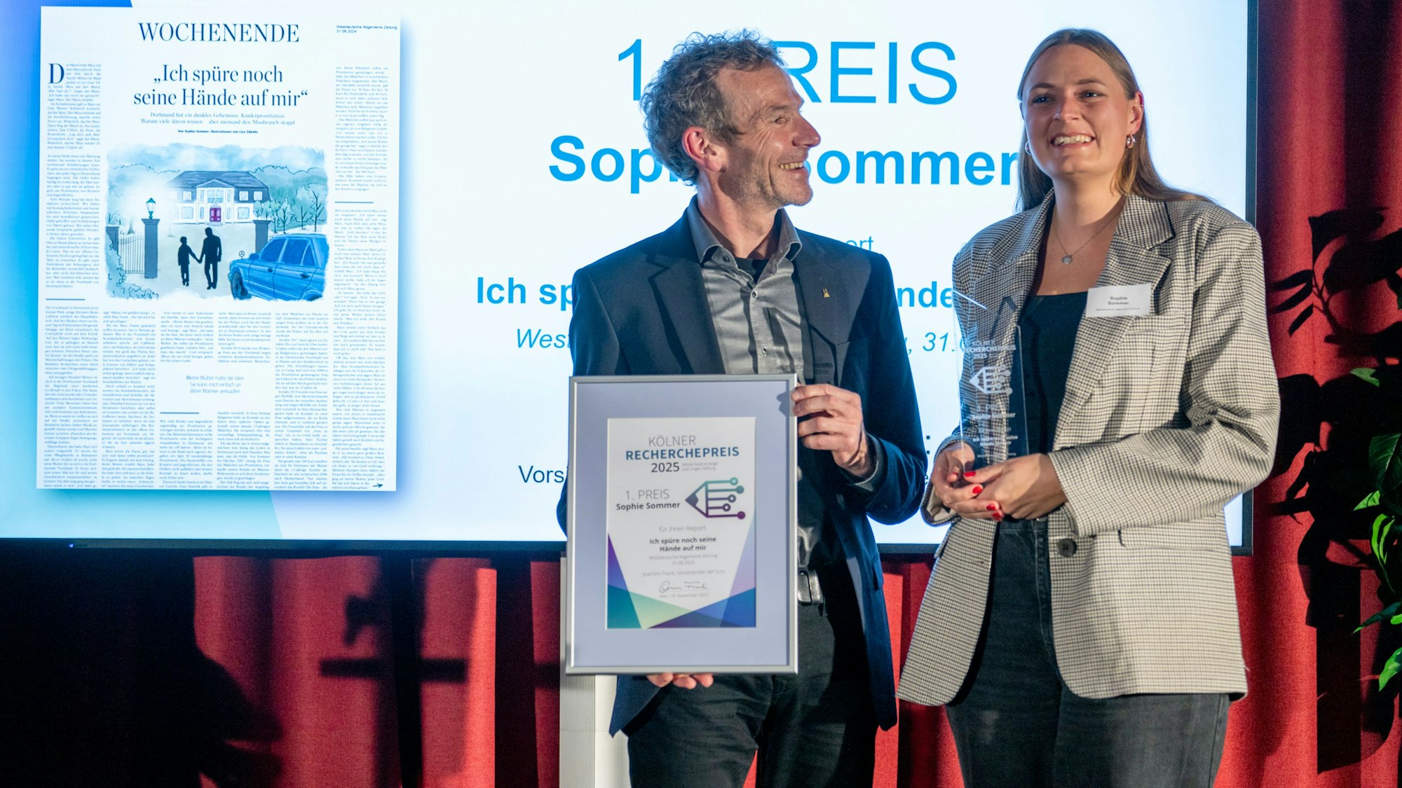 Sophie Sommer (Westdeutsche Allgemeine Zeitung) wurde dem 1. Preis ausgezeichnet. Laudator Joachim Frank (Kölner Stadt-Anzeiger, Vorsitzender der Jury) gratuliert.